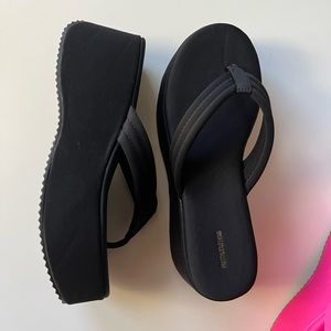 Black Round Toe Chunky Platform Ribbed Padded Straps Flip Flops